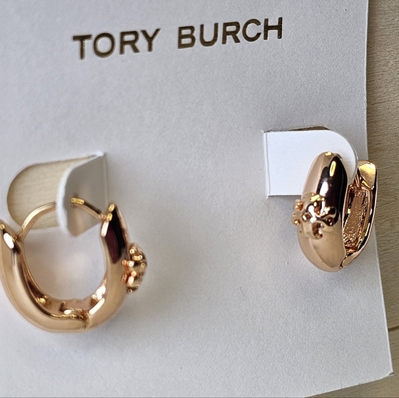 Tory Burch 18k Plated Rose Gold Icon Huggies Earrings New - Picture 2 of 4
